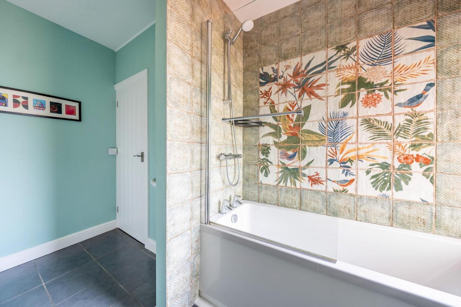 Chic 2-Bedroom Townhouse In Vibrant Abergavenny Exterior foto