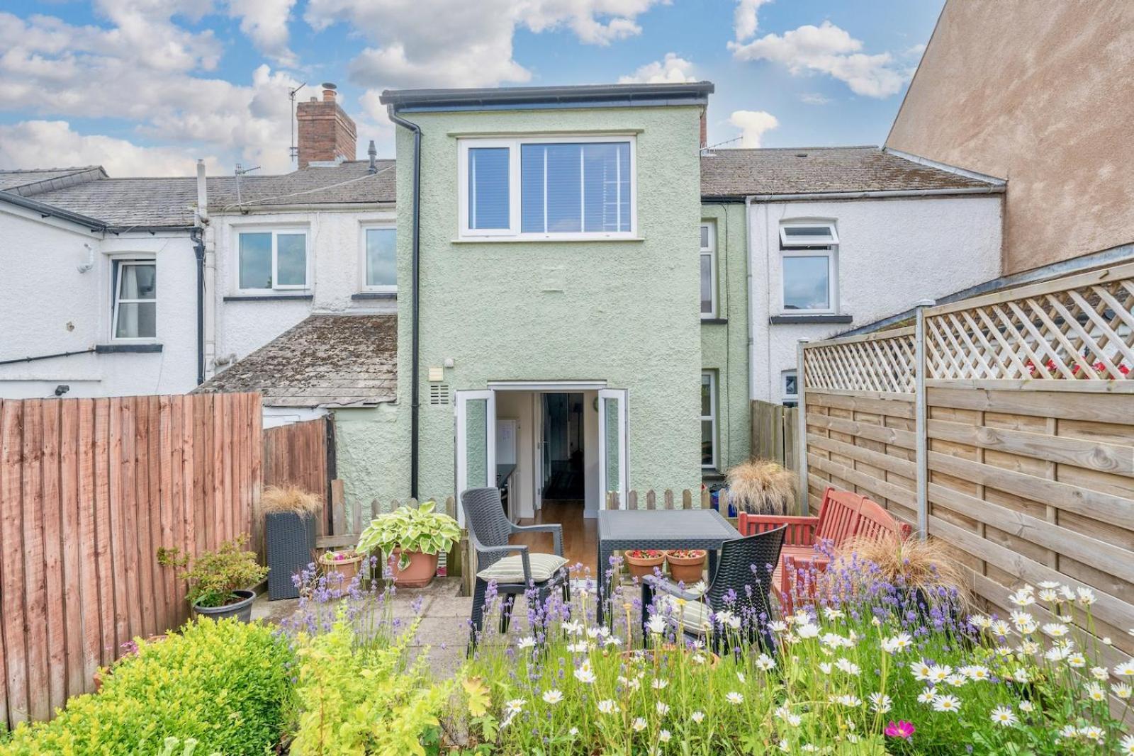 Chic 2-Bedroom Townhouse In Vibrant Abergavenny Exterior foto