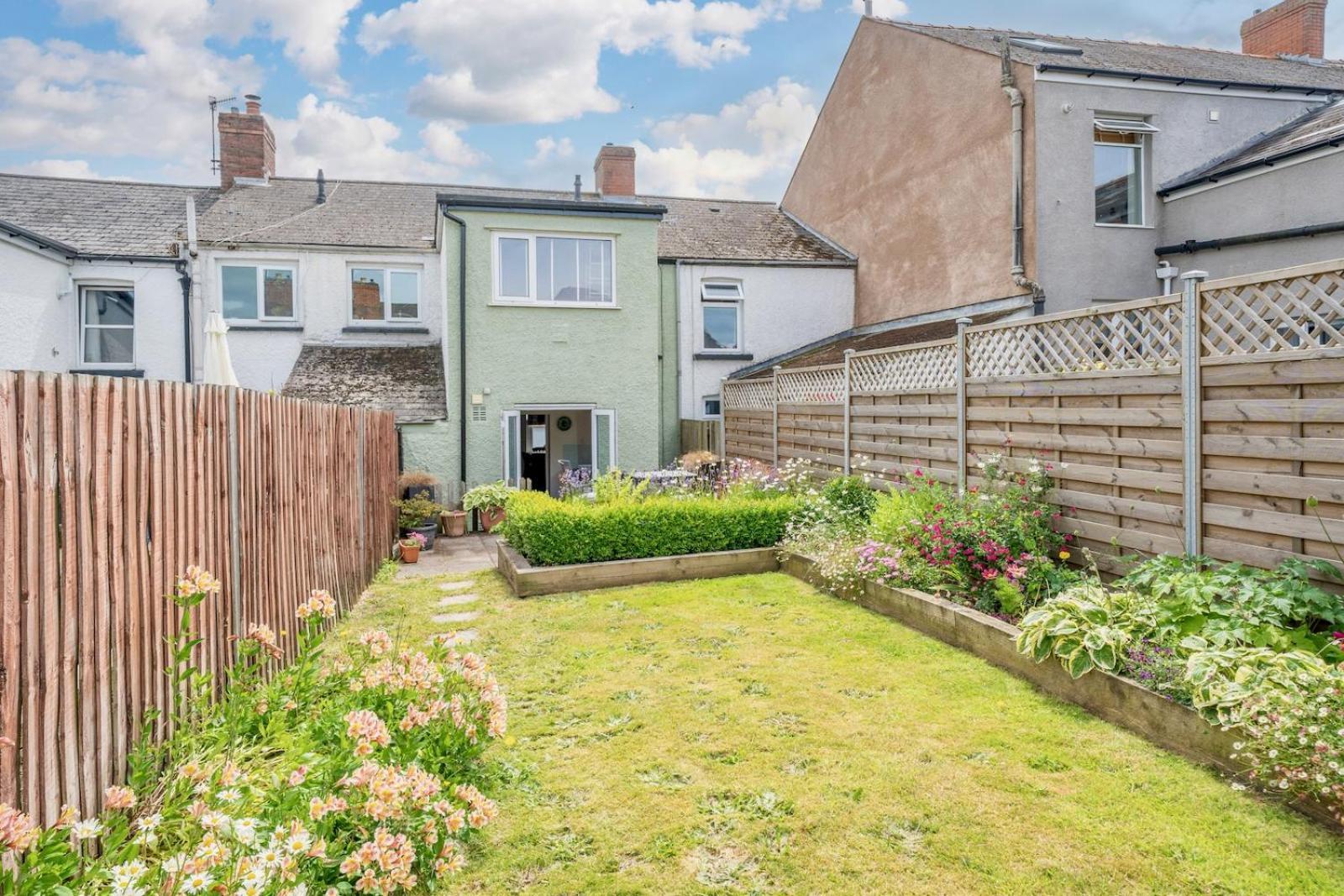 Chic 2-Bedroom Townhouse In Vibrant Abergavenny Exterior foto